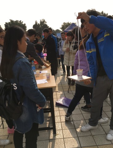 有我小石榴在,这水怎么甩都不会洒的